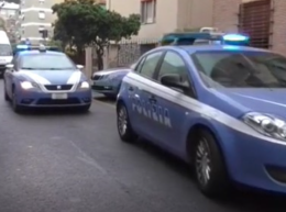 Rubano un'auto e non si fermano all'alt della Polizia: scatta l'inseguimento