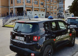 Pestato e lasciato a bordo strada privo di sensi, un passante lo soccorre 