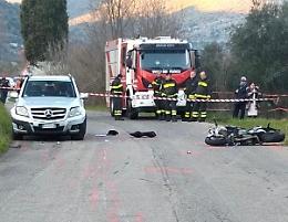 Incidente stradale tra auto e moto, perde la vita un centauro