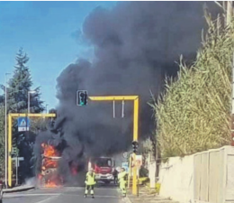 Autocarro distrutto dalle fiamme sull'Appia, incendio a causa di un corto circuito
