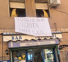 Crisi della Vola, dipendenti senza stipendio: l'appello disperato su uno striscione