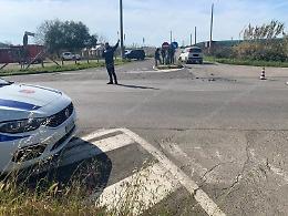 Due incidenti in pochi minuti: donna investita in centro, scontro all’incrocio in via Roma