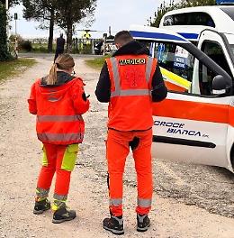 Anziano si ferisce a un braccio con la motosega: è grave