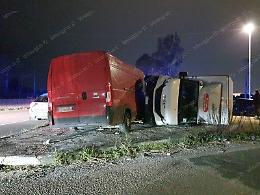 Incidente sulla Pontina, un autocarro si ribalta