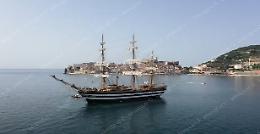 L'Amerigo Vespucci accolto a Gaeta con un corteo di imbarcazioni 