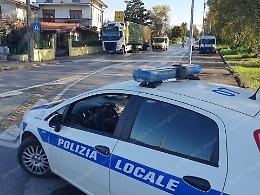 Camion perde gasolio, diversi incidenti per l’asfalto scivoloso