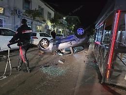 Incidente in via dei Lauri, centra le auto parcheggiate e poi si ribalta