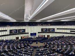 Ue, sì al piano per il riarmo. Il Pd si spacca tra astenuti e favorevoli