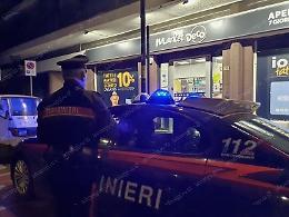 Finto cliente per la rapina, messo in fuga e rincorso dai commessi

