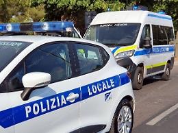 Incidente, alla guida senza assicurazione e patente: un amico aggredisce la Polizia Locale