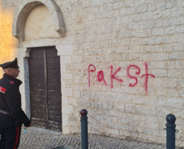 Scrive “PAKST” sul muro della chiesa, denunciato 22enne pakistano