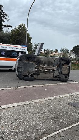 Incidente su via Roma: auto si ribalta, ferito il conducente