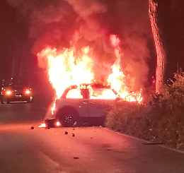 Muore nel rogo della sua auto dopo l'incidente