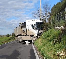 Incidente tra un camion e un furgoncino sulla Provinciale, grave un 70enne 