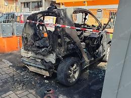Incendio all’alba, a fuoco un’auto  in via Pantanaccio