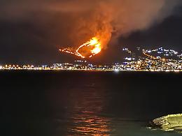 E' già allarme incendi: fiamme in via Acervara, nella zona sopra Vindicio