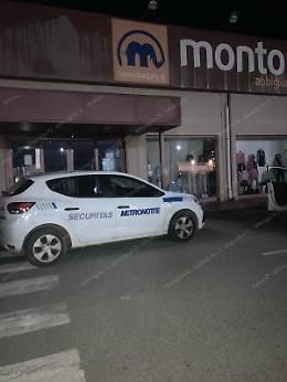 Furto nel negozio di abbigliamento e colpo fallito nel bar tabacchi: ladri a caccia degli incassi