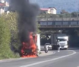 Autocarro in fiamme: il conducente riesce a fermare il mezzo e mettersi in salvo
