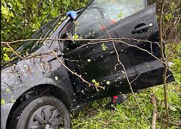 Sbanda con l'auto e finisce fuori strada, ferita una donna