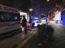 Aggressione shock in un fast food di Latina: un cliente colpito al volto con una bottiglia, caccia all’aggressore