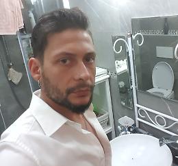Ucciso sotto casa con un colpo di pistola, caccia ai killer