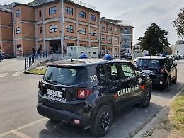 Porta il figlio in pronto soccorso ma non vuole aspettare, urla e insulti ai medici