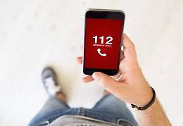 Chiama il 112 e lascia il telefono aperto: figlio fa allontanare il padre violento