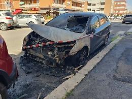 Due incendi d'auto in un'ora, l'ombra del piromane nel quartiere Isonzo