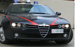 Nell'auto nascondevano due coltelli a serramanico, scatta la denuncia