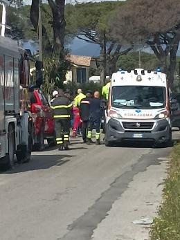 Folgorati mentre potano le piante: il carrello ha urtato il cavo dell'alta tensione