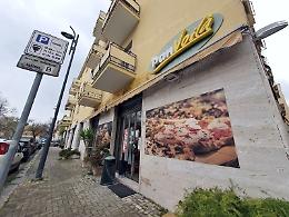 Rapinatore armato di punteruolo, la commessa lo colpisce con la scopa