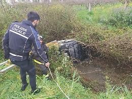 Incidente: auto finisce in un canale, ferita una giovane