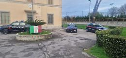 Ruba un paio di auricolari da un'auto parcheggiata: denunciato un 55enne