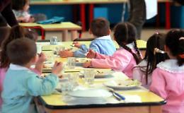Un verme nel formaggio alla mensa della scuola materna