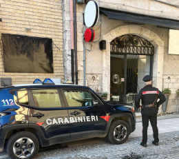 Ubriaco danneggia con calci e pugni le auto in sosta, poi aggredisce di carabinieri