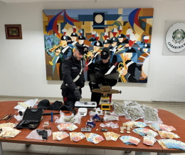 Armi, droga e soldi falsi: arrestati due ragazzi 