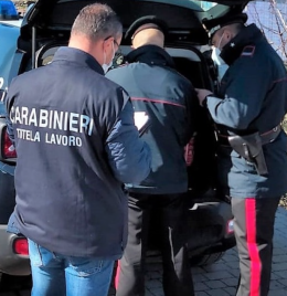Lavoratori in nero in due attività commerciali, disposta la sospensione