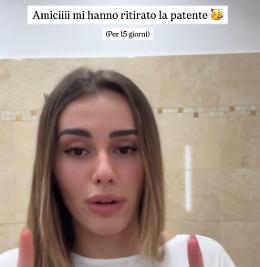 Al telefono mentre guida, le ritirano la patente: l'influencer si lamenta sui social