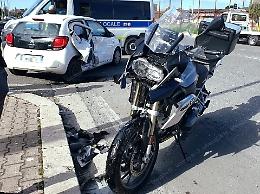 Auto taglia la strada a una moto, ferito grave un trentenne