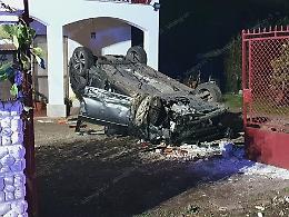 Urta un’altra auto e vola nel cortile di una casa