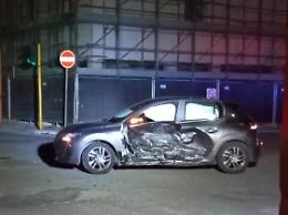 Incidente notturno in via De Gasperi, il conducente dell'Audi fugge dopo l'urto