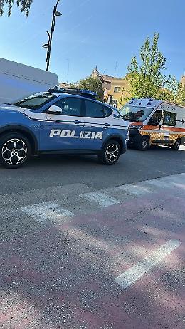 Lite in strada, adolescente ferito in pieno centro