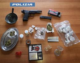 Con la pistola su Tik Tok e con la droga in casa