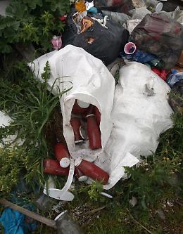  L’ incendio rivela una discarica abusiva 