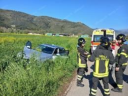 Gli taglia la strada e scappa, giovane finisce fuori strada con l'auto