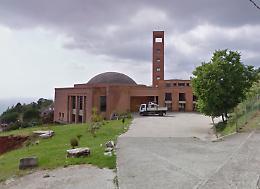 Bestemmia in chiesa, per la quarta volta interrompe la messa