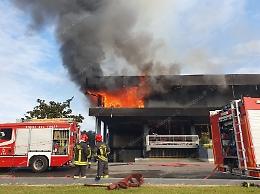 Incendio devastante, distrutto dalle fiamme il mobilificio Campani