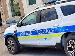 Botte in strada dal marito, salvata da due funzionari di Polizia Locale