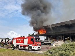 Mobilificio distrutto dalle fiamme, verifiche sull'antincendio