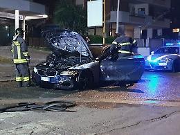 L’auto prende fuoco al ritorno a casa, paura per una coppia
